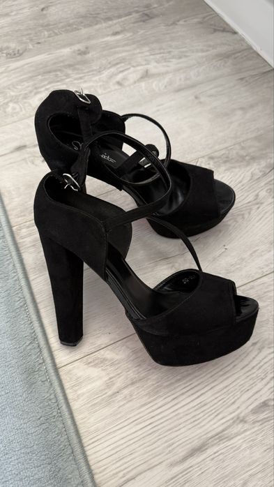 Женские босоножки