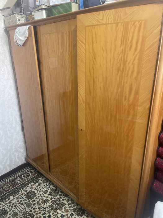 Мебель набор кровать,2тумбочки,матрас, зеркало и большой шкаф