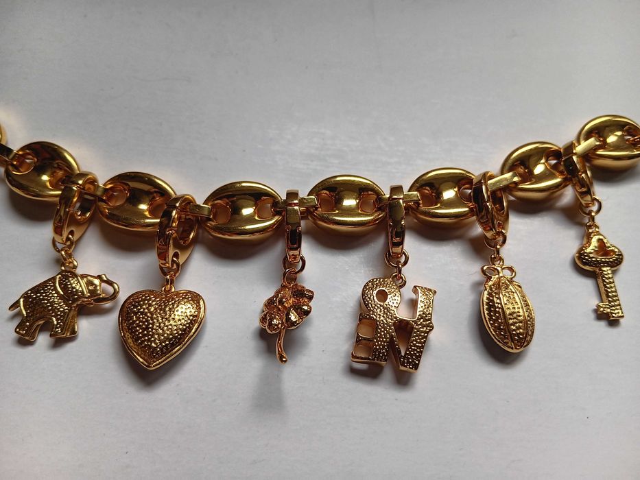 Brățară cu talismane interschimbabile „Love-Luck” de la Galería del Coleccionista, placată cu aur și decorată cu cristale Swarovski, zafire și rubine