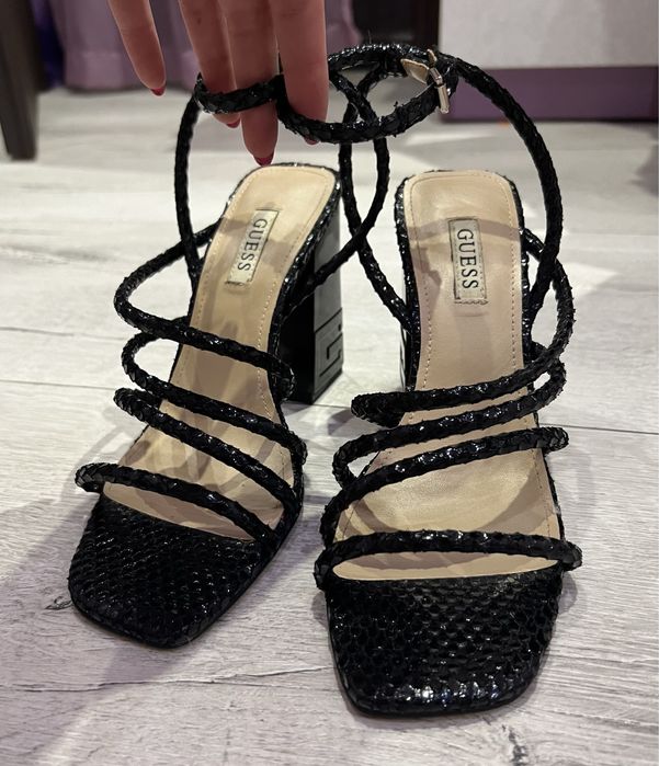 Сандали на ток Guess