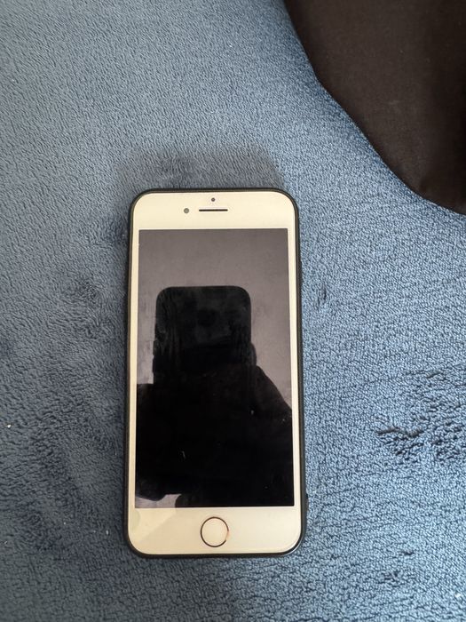 Vand Iphone 7 rose cu baterie 75 %