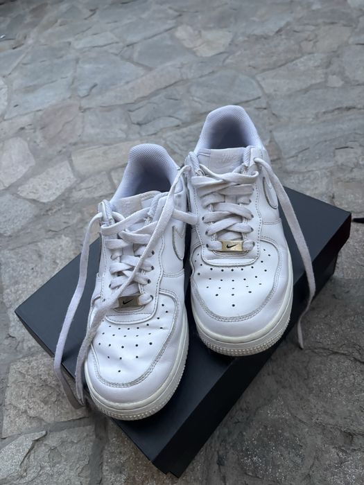 Запазени оригинални маратонки на Nike