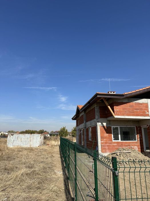 Изграждане на Огради с Метално Пано