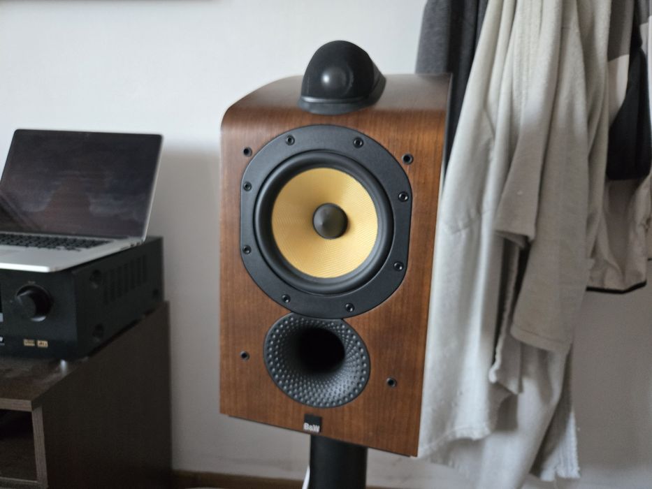 Bowers and Wilkins 705 S1