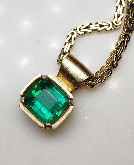 Елегантен златен медальон с естествен изумруд 2.54кт – 14K злато! Сертификат!