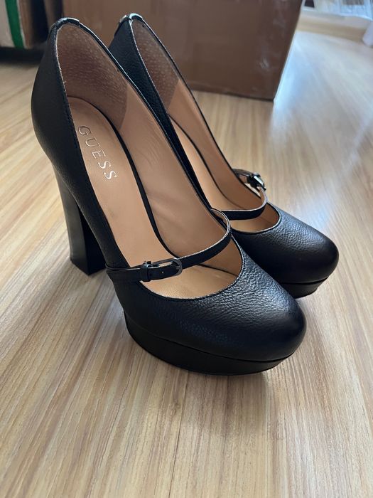 Обувки с висок ток GUESS