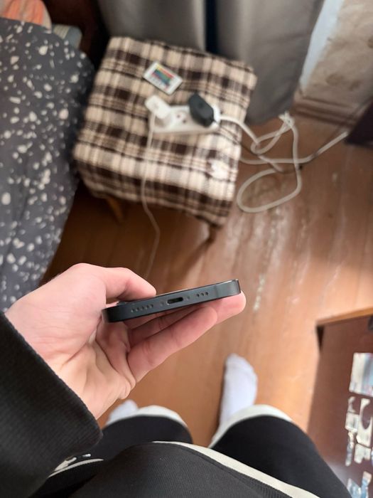 Продам айфон 13.