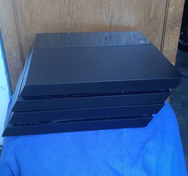 Vând Console PlayStation 4 defecte în stare bună estetică  piese