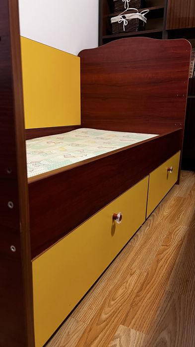 Детско легло с чекмеджета и преграда