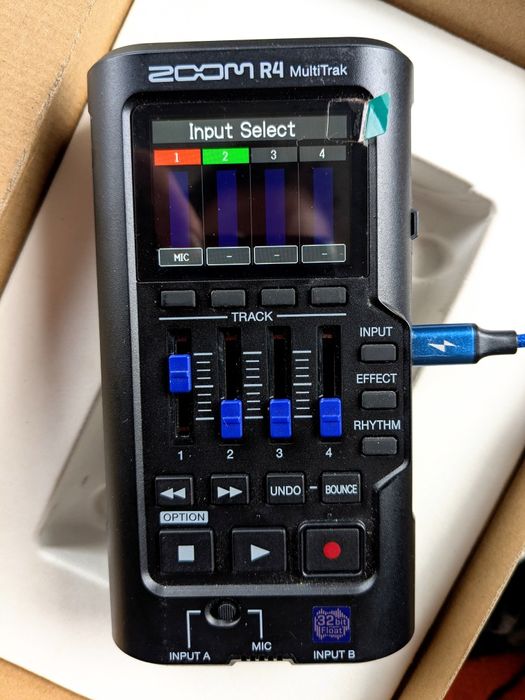 ZOOM R4 - recorder multitrack, multiefect & interfață audio 32bit