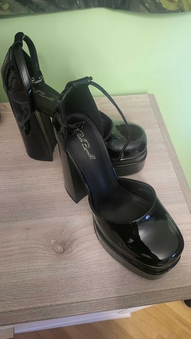 Дамски обувки на платформа