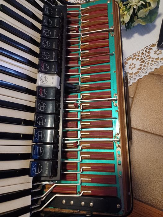Vând acordeon septimio soprani