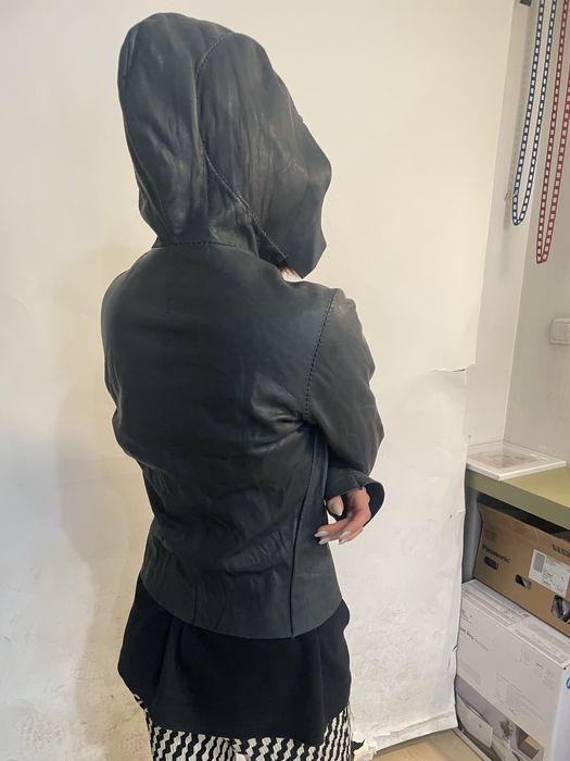 Синьо дамско кожено яке с качулка – модерна къса кройка