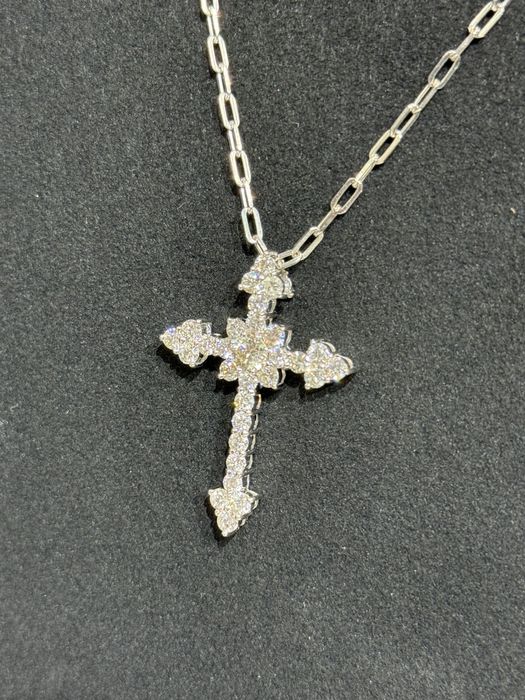 Cruce cu diamante naturale