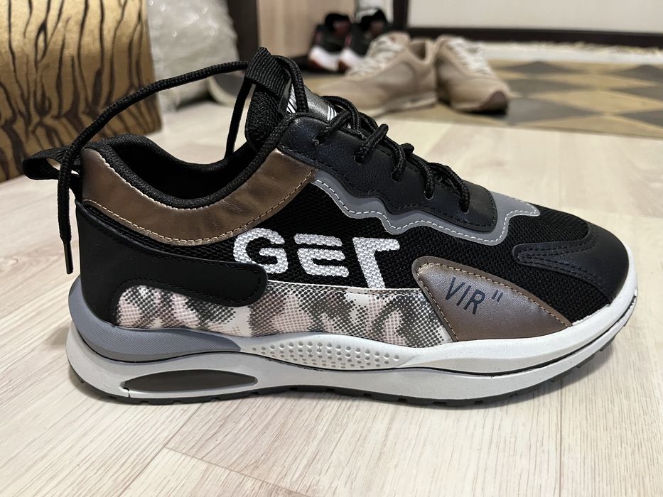 Продам мужские кроссовки