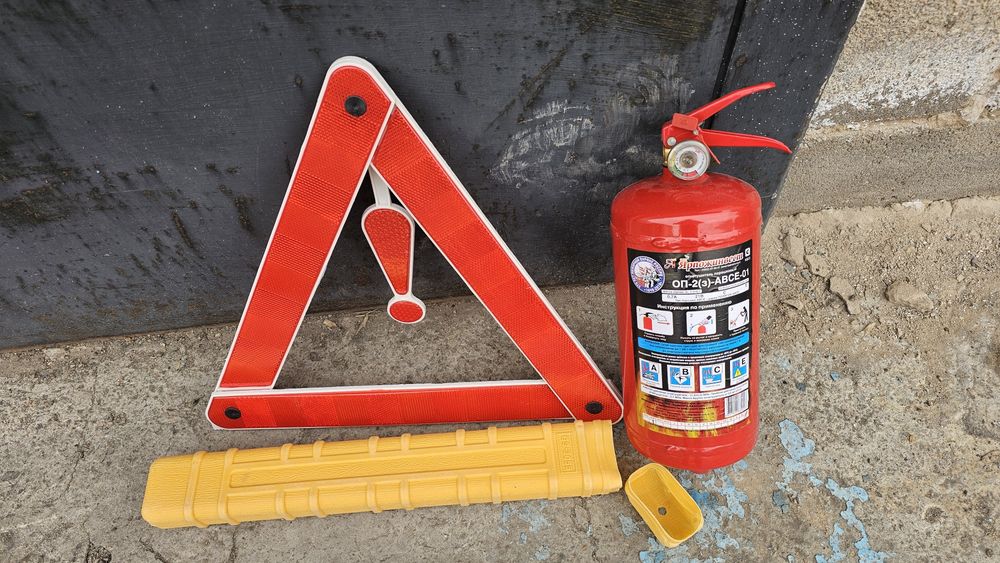Огнетушитель ОП-2 и Аварийный знак
