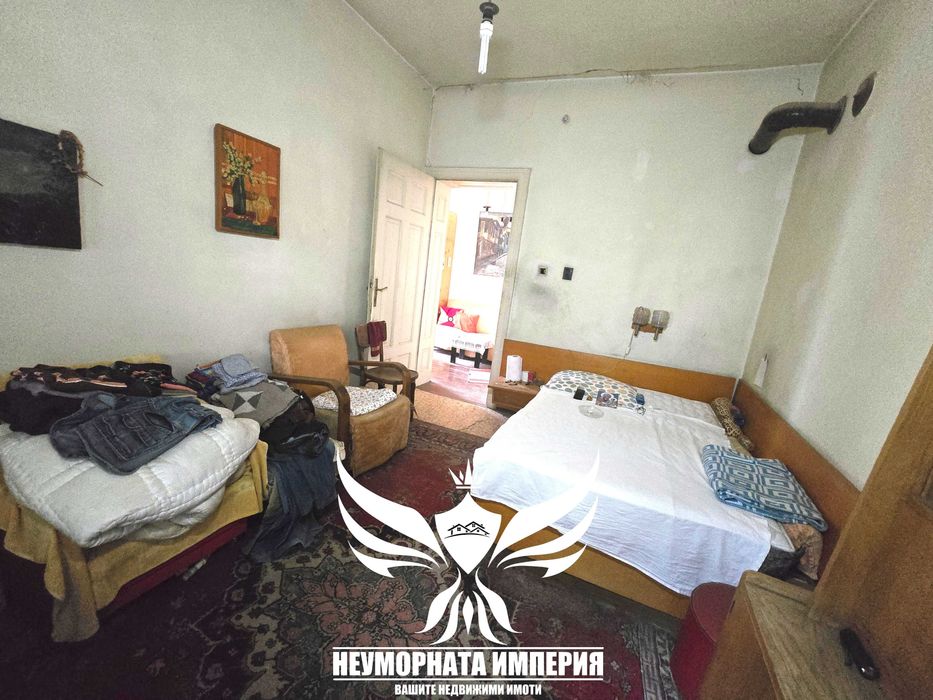 Продавам тристаен апартамент РЗП 172кв.м.на втори етаж с изба и таван в гр.Пловдив, широк център