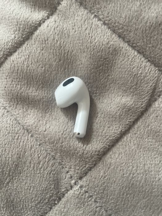 Продам 1 наушник от airpods