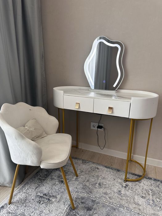 Дамский столик с креслом