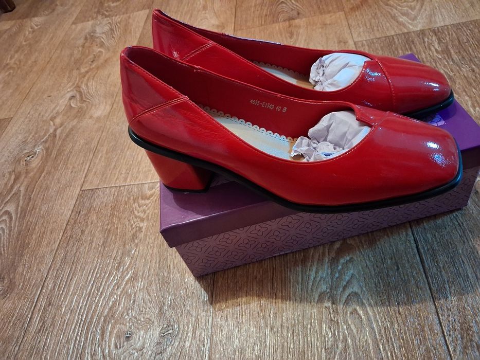 Туфлилер сатылады 9000 тг ден