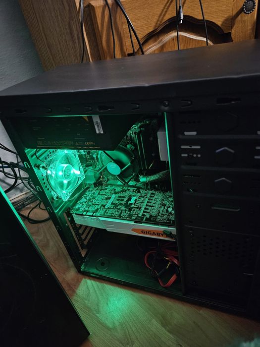 Vând unitate Pc DDR4 7400 8 gb ram placa video Gtx 1080 ti 11gb VRAM