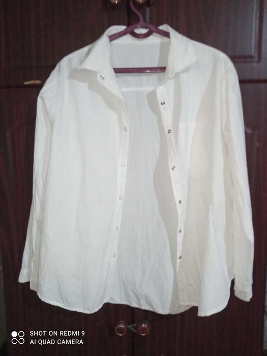 Oq rubashka toza va yaxshi xolatda