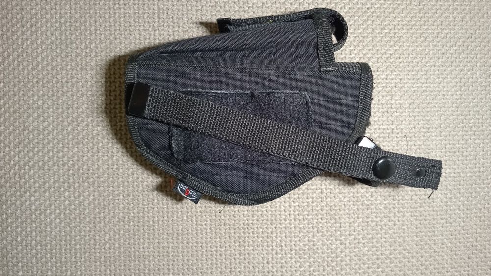 Toc arma cu prindere pe centrura.