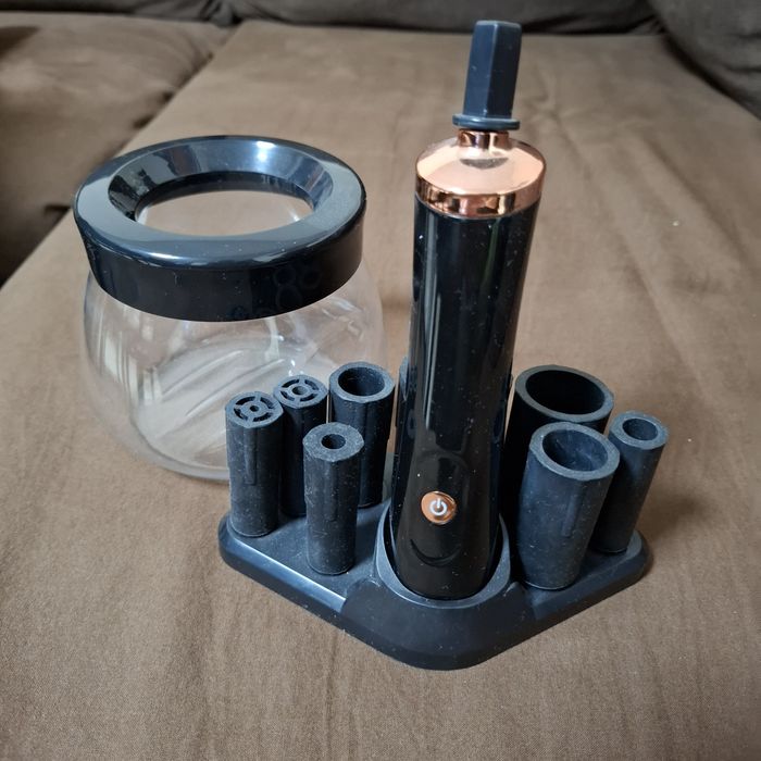 Електрически уред за почистване на четки за грим