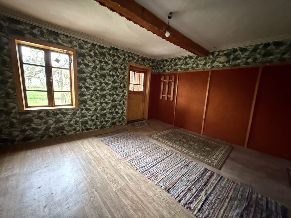 Голяма ремонтирана къща с 4 спални - на 37 км от Морският бряг!