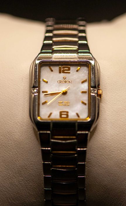 Дамски часовник с швейцарски механизъм и 18К масивно злато - Croton 18KT Equator
