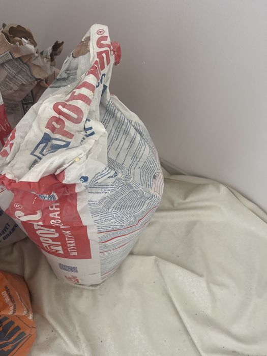 Продам ротгипс 1 мешок, уголки( угольники)металличес, ламинат 1 пачка