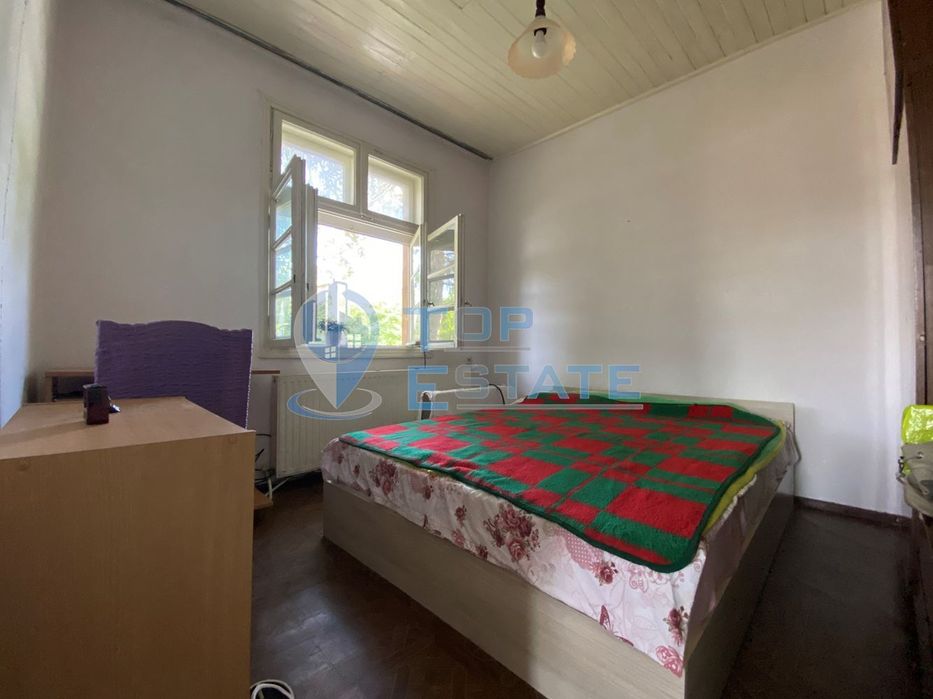 Двуетажна тухлена къща и автосервиз в с. Самоводене, област Велико Тъ