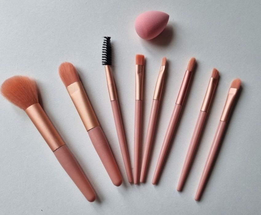 Уред за почистване на четки