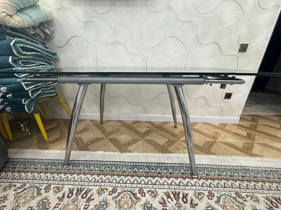 Стол стеклянный.