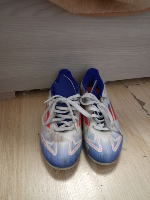 Vând ghete de fotbal Adidas F50, mărimea 37, în stare bună.