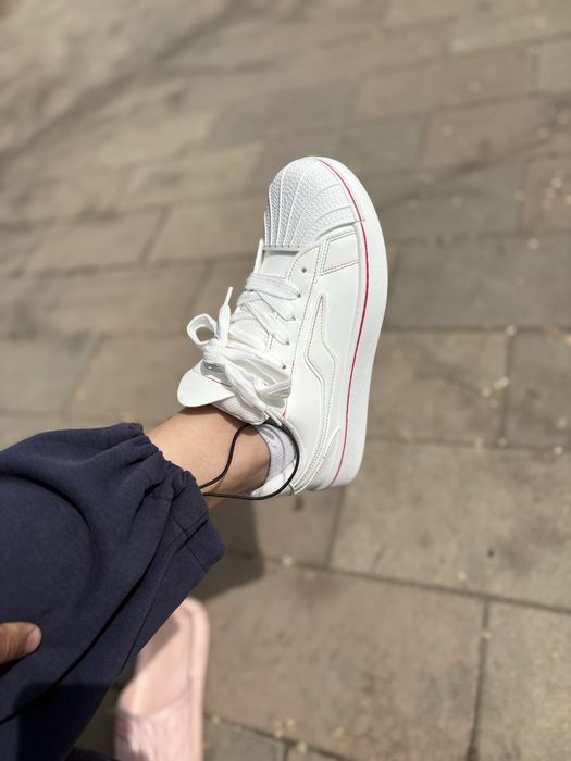 белые кроссовки