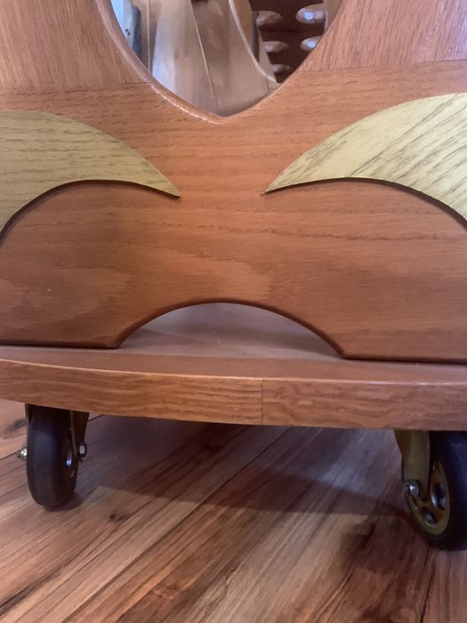 Масивна дървена поставка за вино