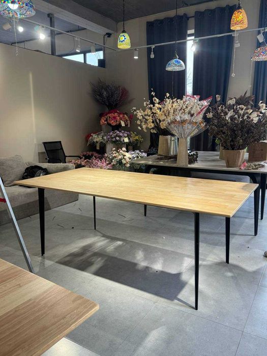 Стол из прочного каучукового дерева с металическими ножками