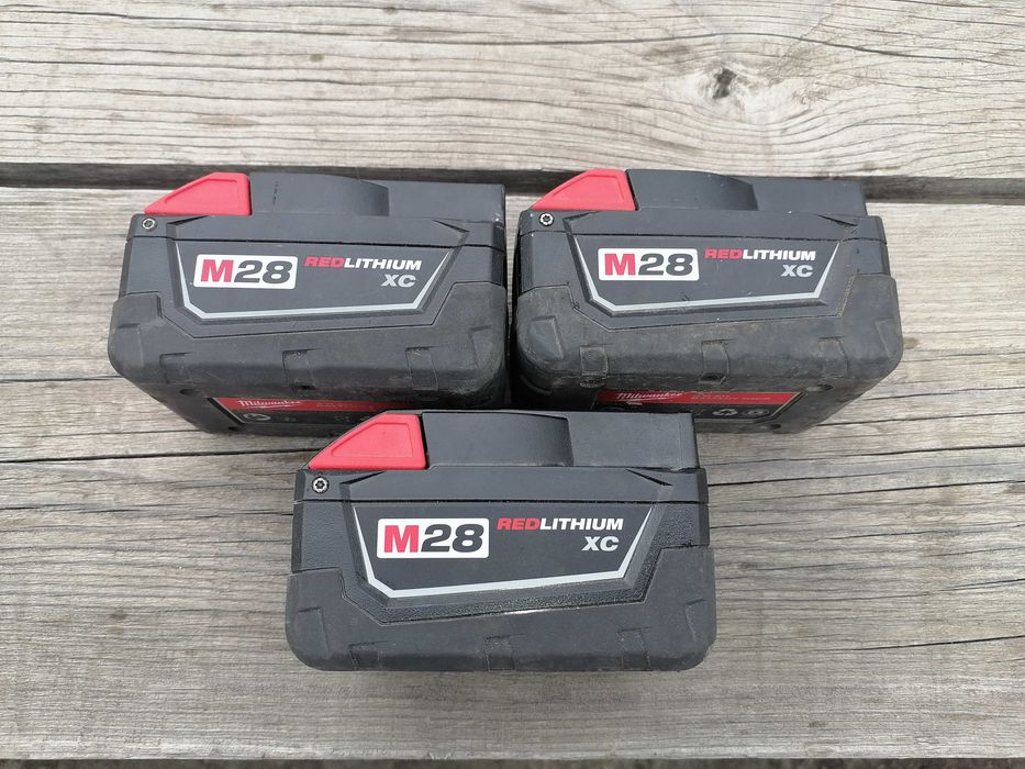 Acumulatori Milwaukee 28V si Incarcator 28V model 2024