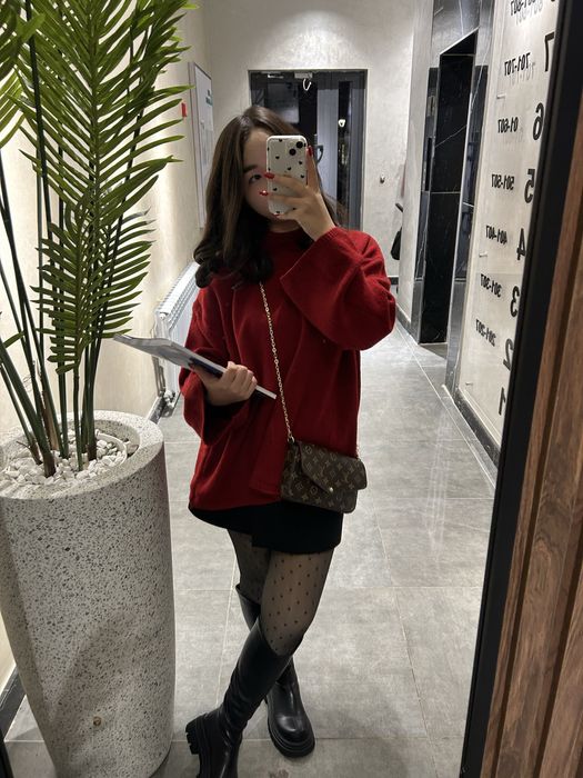 Красный свитер оверсайз