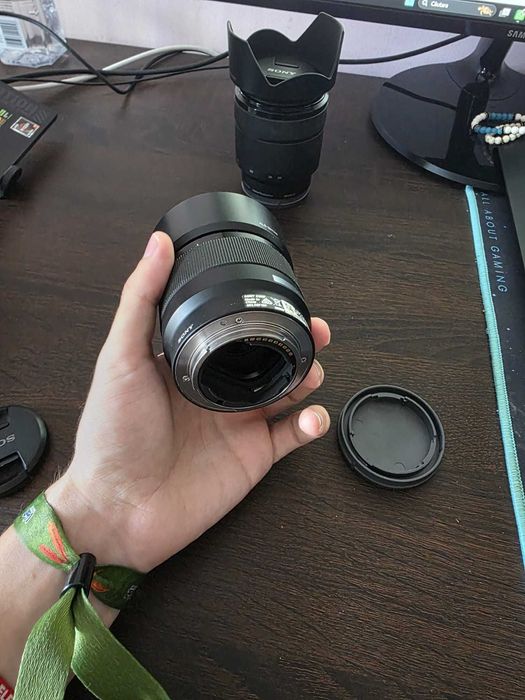 Vând obiectiv Sony 50mm f/1.8, montură Sony E, în stare foarte bună.