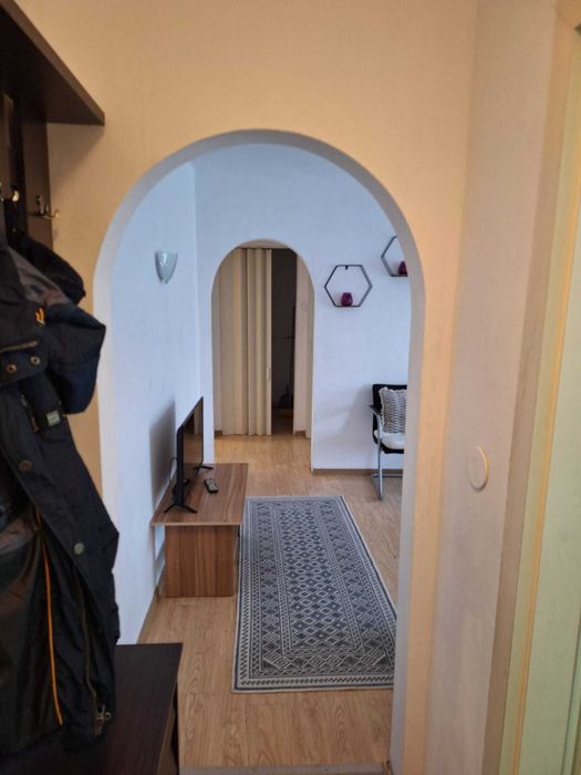 Apartament cu 3 camere de închiriat