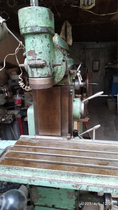 Продаётся фрезерный станок в хорошем состоянии