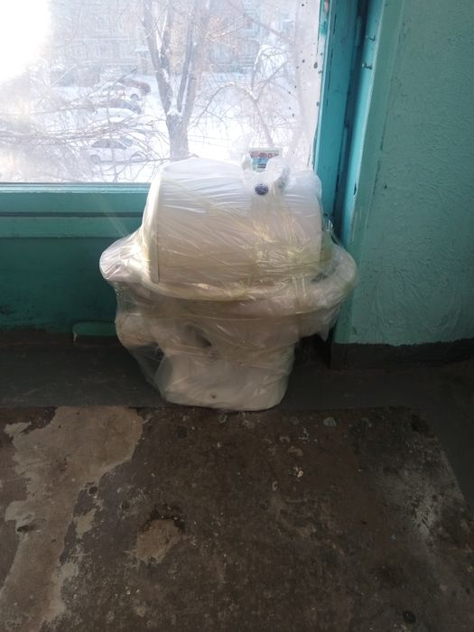 Продам унитаз с баком