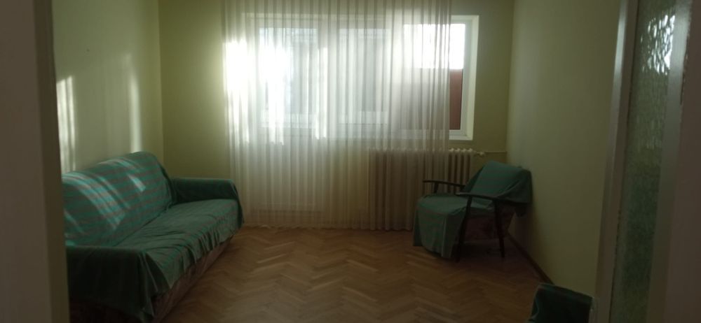 Închiriez apartament  3 camere