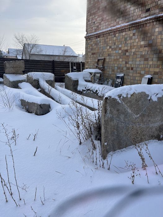 Колона со стаканами и стеновой панел