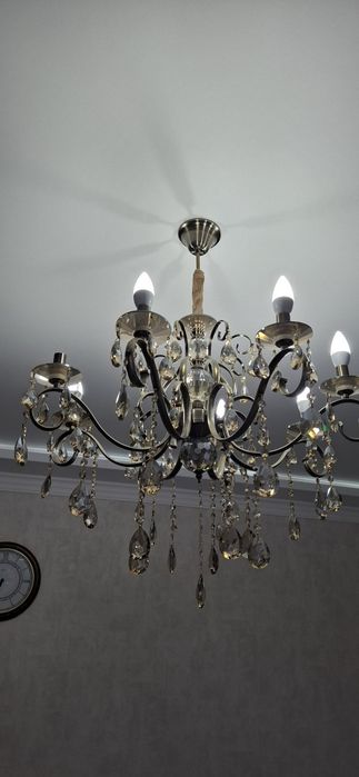Люстра красивая, 8 рожков