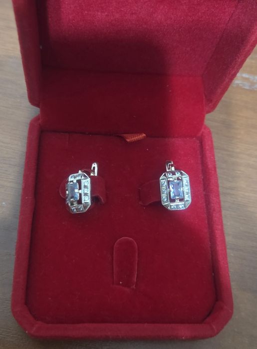 Продам золотые серьги