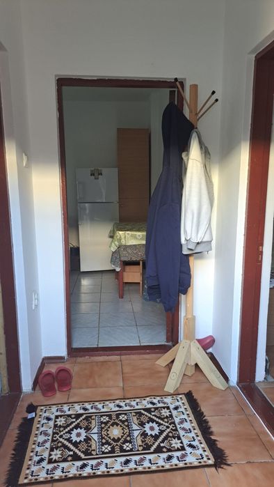 Închiriez garsoniera 40 mp la curte.
