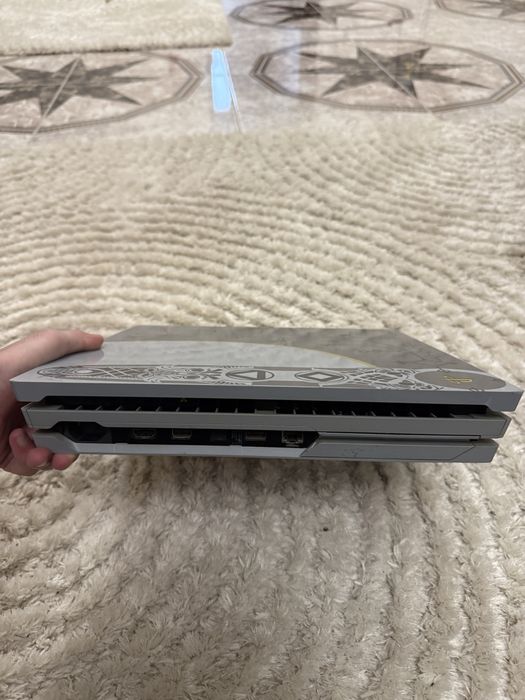 PS4 pro limited edition plus contrller